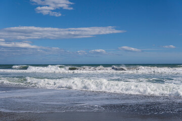 白波が打ち寄せる砂浜と青空／／【御前崎ロングビーチ・サーフポイント】日本静岡県