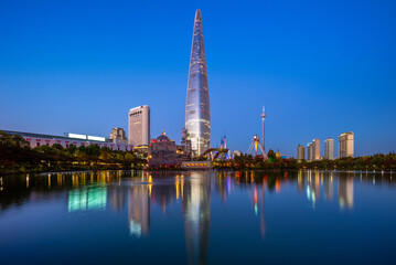 Songpa Naru Park and Seokchonhosu Lake at night