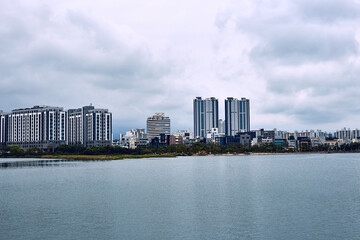 Obraz premium 영랑호에서 속초시내를 바라본 풍경