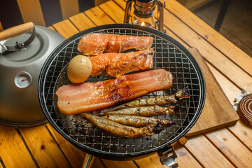 手作り燻製　Homemade smoked food at the campsite