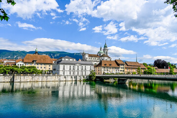 Naklejka premium Solothurn, St. Ursen-Kathedrale, Aare, Kreuzackerbrücke, Altstadt, Kathedrale, Barock, Stadt, Fluss, Landhausquai, Uferweg, Sommer, Schweiz