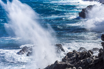 Vague s’écrasant sur les falaises du Souffleur, Saint-Leu, île de la Réunion 