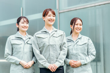 作業服を着た日本人女性（建設・工業）
