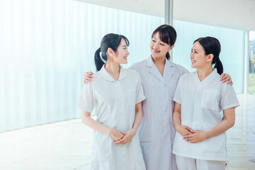 クリニックで働く女性医師と看護師
