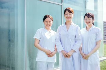 Fotobehang 病院で働く白衣・ナース服を着たアジア人女性（屋上・3人）  © buritora
