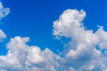 Obraz na płótnie Canvas Beautiful white clouds on a bright blue background.