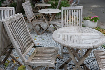 FU 2021-10-03 Warten 107 Tisch und Stühle aus Holz ohne Gäste