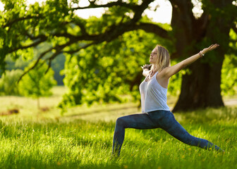 Obraz na płótnie Canvas Young woman yoga practitioner in the forest