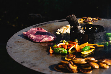 Grillen, Grill, Grillplatte, Fleisch, Steak, Steaks, Flanksteak, Gemüse, Kartoffeln