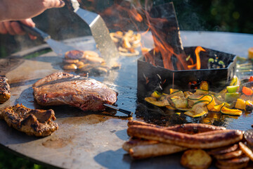 Grillen, Grill, Grillplatte, Fleisch, Steak, Steaks, Flanksteak, Gemüse, Kartoffeln
