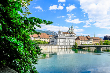 Fototapeta premium Solothurn, St. Ursen-Kathedrale, Aare, Kreuzackerbrücke, Altstadt, Kathedrale, Barock, Stadt, Fluss, Landhausquai, Uferweg, Sommer, Schweiz
