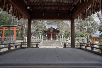 Fototapeta premium 竹中稲荷社 拝殿から本殿を望む 京都市左京区吉田神社内