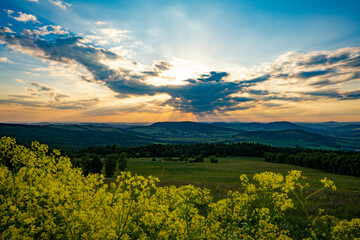 Obraz premium Sonnenuntergang, Abendrot, Wolken, Rhön, Hessen, Bayern, Thüringen, Sonne, Abendstimmung, Blumenwiese, Raps