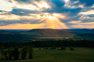 Obraz premium Sonnenuntergang, Abendrot, Wolken, Rhön, Hessen, Bayern, Thüringen, Sonne, Abendstimmung