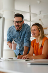 Obraz premium Programmers cooperating at IT company developing apps