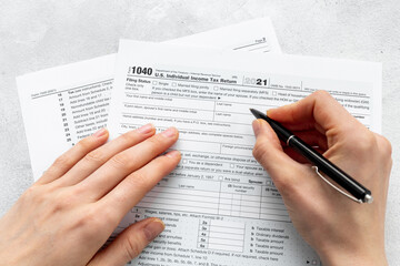 Obraz premium Accountant culculate taxes - US tax form on office table desktop