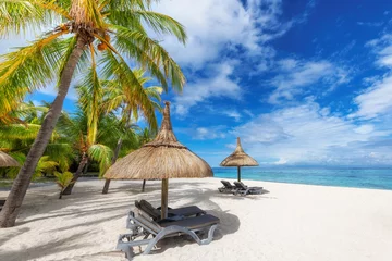 Photo sur Plexiglas Le Morne, Maurice Belle plage avec palmiers et parasols en paille et mer tropicale sur l& 39 île paradisiaque.