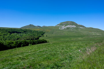 Paysage pittoresque des Monts Dore sur le massif du Sancy autour du col de la Geneste au printemps dans le département du Puy-de-Dôme en France
