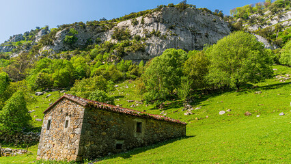 Fototapeta na wymiar Beautiful pasiega cabin on the hiking route of the source and waterfall of the Asón river (Asón) Cantabria