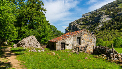 Beautiful pasiega cabin on the hiking route of the source and waterfall of the Asón river (Asón) Cantabria