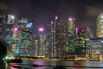 ビジネス街並みの高層ビル・シンガポールの観光名所マリナベイの夜景