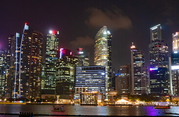Fototapeta na wymiar シンガポールのマリナベイの夜景・ビジネス街並みの高層ビル