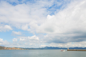 海と雲と船