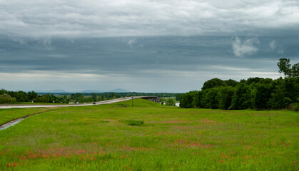 Naklejka premium Oklahoma scenery with bridge, mountains and wildflowers