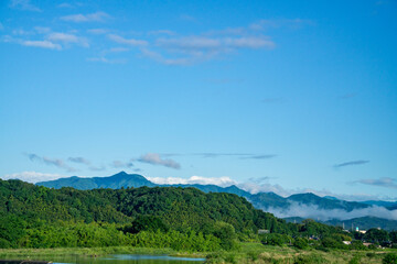 Naklejka premium 雨上がりの風景 多摩川と東京の山