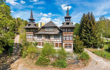 Fototapeta na wymiar Eisenbahnerheim altes Hotel in Alexisbad Harz Selketal
