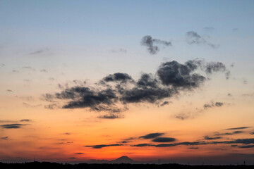 遥かなる富士山と夕焼け