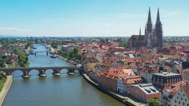 Filmmaterial der Stadt Regensburg in Bayern mit dem Fluss Donau dem Dom und der steinernen Br&uuml;cke im Sommer, Deutschland