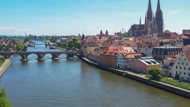 Filmmaterial der Stadt Regensburg in Bayern mit dem Fluss Donau dem Dom und der steinernen Br&uuml;cke im Sommer, Deutschland