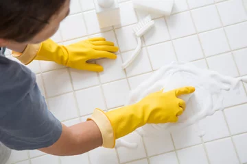 Poster ゴム手袋、タイルの掃除、大掃除　主婦の家事 © kazoka303030