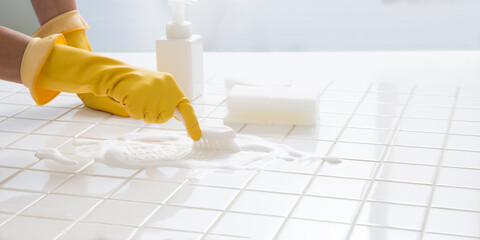 ゴム手袋、タイルの掃除、大掃除　主婦の家事 © kazoka303030