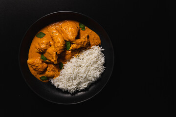 Pollo Tika Massala con arroz basmati. Comida india