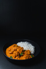 Pollo Tika Massala con arroz basmati. Comida india