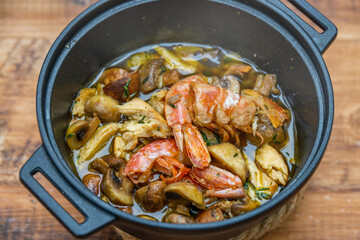 えびのアヒージョ (ajillo)Shrimp with garlic and olive oil