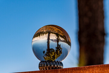 Paisaje con el pico del teide reflejado en una lensball, en la isla de Tenerife.