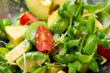 美味しいアボガドサラダと新鮮野菜
