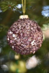 Glitzernde Weihnachtskugel