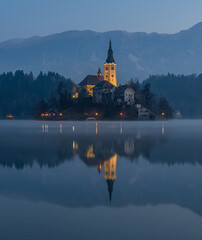 Fototapeta na wymiar Lake Bled on a cold winter morning