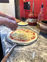 pizzeria elaborando pizzas para cocinar