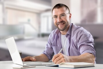 Naklejka premium Satisfied business man working on computer at home workplace.