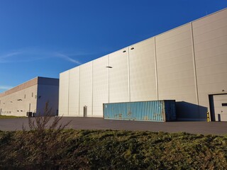 Container vor einer Lagerhalle