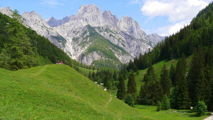 Wanderer vor impossanter Bergkulisse im Klausbachtal bei Ramsau (bei Berchtesgaden) mit Blick auf ...