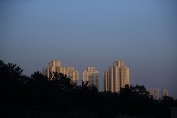 Fototapeta premium city skyline in sunset. selective focus