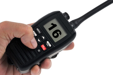 VHF en main branchée sur le canal 16 de la bande marine de fréquence internationale de détresse...