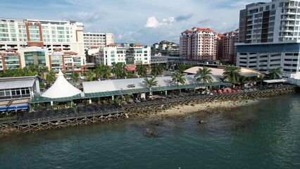 Obraz premium Kota Kinabalu, Sabah Malaysia – June 14, 2022: The Waterfront and Esplanade Area of Kota Kinabalu City Centre
