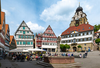 Herrenberg, Altstadtszene mit Marktplatz und Kirche - obrazy, fototapety, plakaty